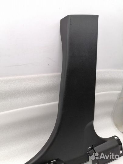 Накладка стойки правая Mitsubishi Outlander Xl