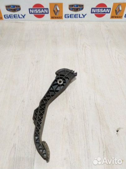 Педаль сцепления Renault sandero