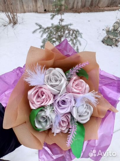 Розы из атласных лент