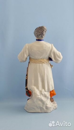 Фарфоровая статуэтка 