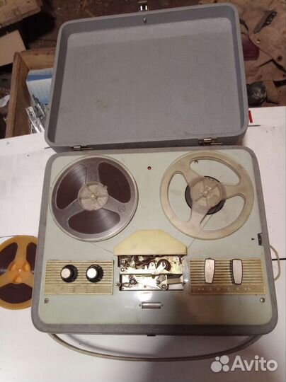 Катушечный магнитофон раннего выпуска