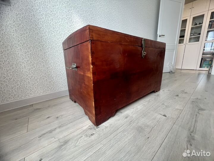 Старинный деревянный сундук
