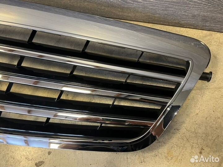Решетка радиатора передняя Mercedes-Benz E-Class