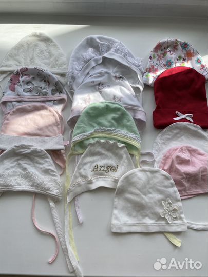 Чепчики и шапочки на новорожденную девочку