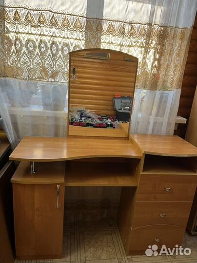 Продам косметический столик