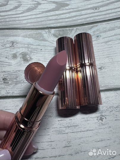 Charlotte Tilbury помада Kissing Satin Lipstick