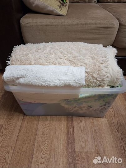 Постельное белье бу в пластмассовом ящике