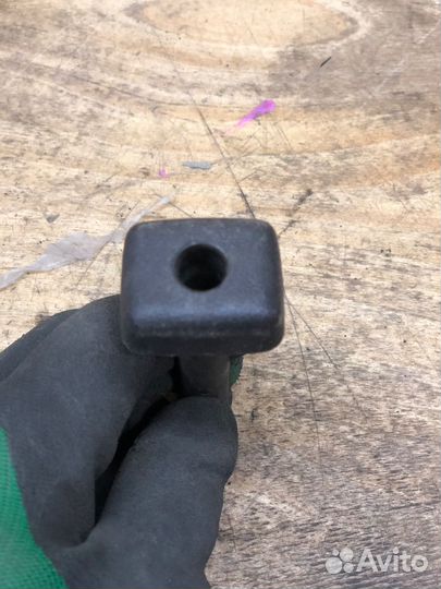 Направляющая зад. подголовника Mitsubishi Galant 7