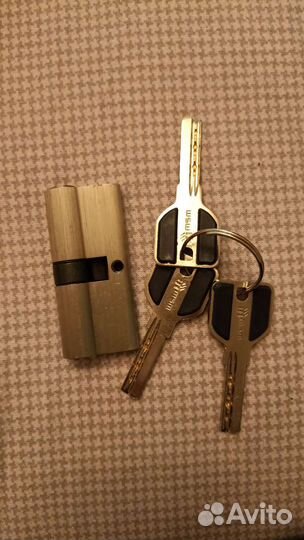 Замок с ключами