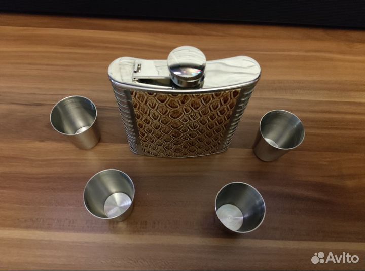 Фляжка со стопками в подарочной коробке