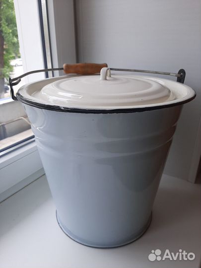 Эмалированное ведро с крышкой