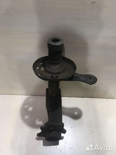 Кулак поворотный передний Ауди 80 Б4