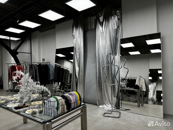 Аренда рейлов в шоуруме женской одежды