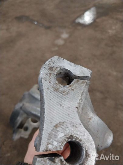 Кулак поворотный передний левый ауди а4 2012 года