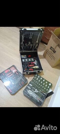 Набор инструментов для авто в чемодане