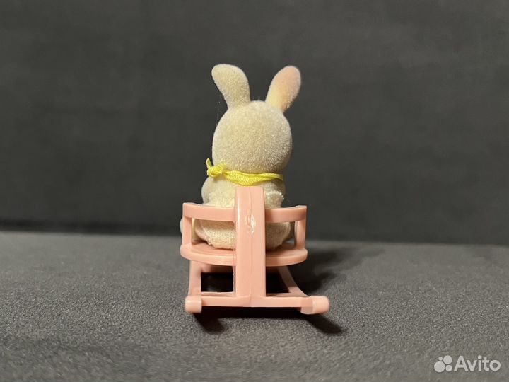 Sylvanian families малыш крольчонок на качелях
