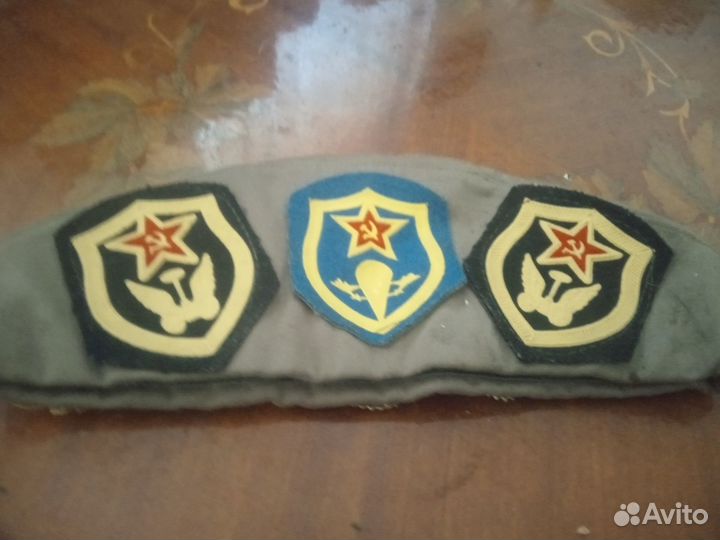 Советская пилотка со значками