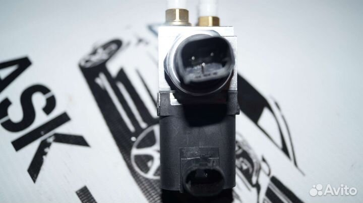 Блок клапанов пневмоподвески Mercedes W211 W219