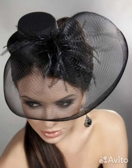 Шляпка с вуалью и перьями