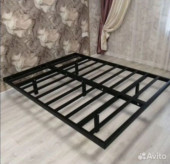Металлическая кровать с каркасом