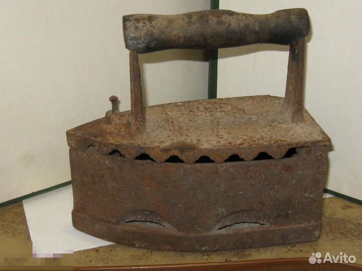 Старинный угольный утюг