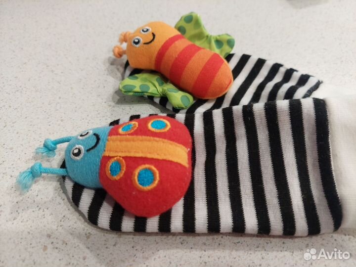 Шлем мягкий для малыша и носки-погремушки