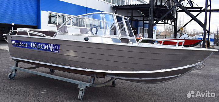 Новая лодка Wyatboat 430 DCM с рулевым управлением