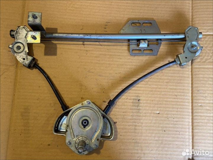 Стеклоподъемник механический задний левый