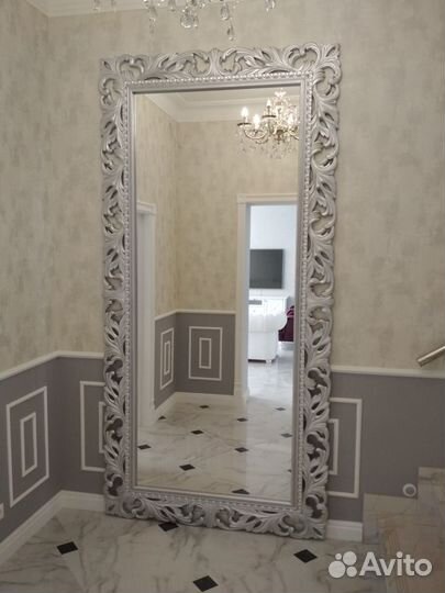 Зеркало в деревянной раме