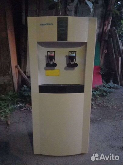 Кулер для воды напольный