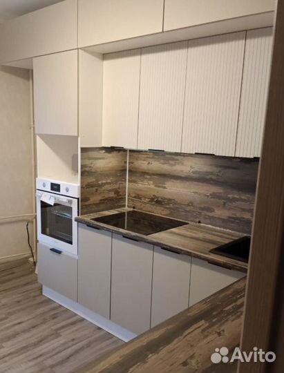 Бежевая кухня с пеналом