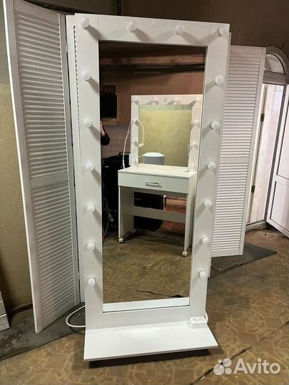 Гримерное зеркало с подсветкой на подставке