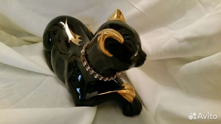 Статуэтка черная кошк девочка с цветком Тюрингия