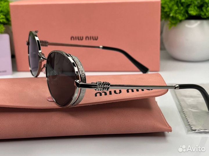 Солнцезащитные очки Miu Miu