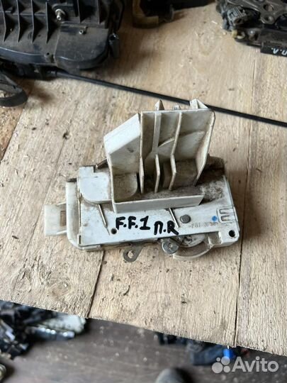 Замок двери передний правый Ford Focus 1