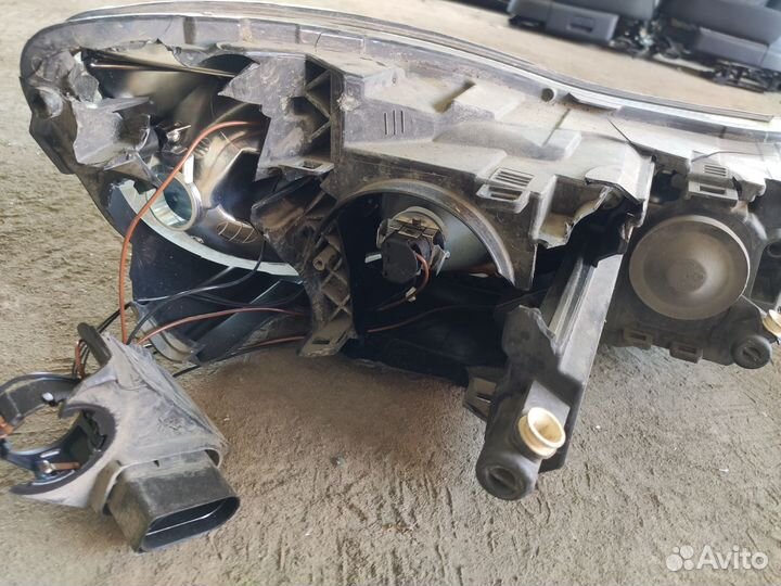 Фара Skoda Octavia A5 - разбитая на запчасти