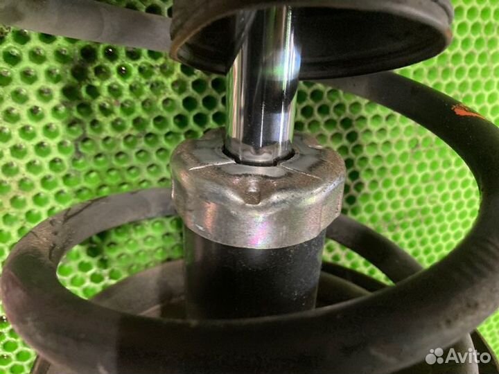 Амортизатор подвески передний правый Suzuki Grand