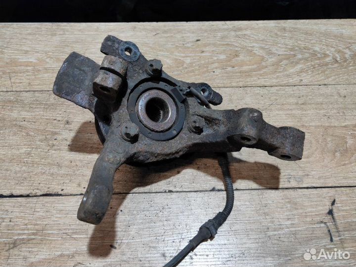 Поворотный кулак правый Opel Zafira A Z18XE 2002