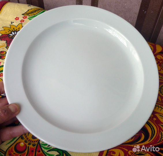 Большое белое блюдо из керамики. Диаметр 26 см