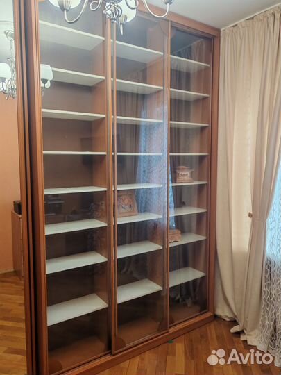 Стеклянный шкаф витрина