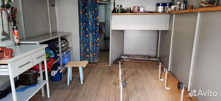 Лодка с мотором и гараж