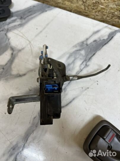 Задний левый замок двери хендай акцент 2