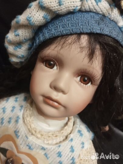 Кукла фарфоровая