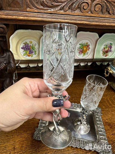 Хрустальные бокалы на серебряной ножке