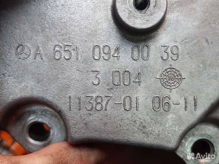 Кронштейн коллектора Мерседес ом651 2018г