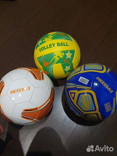 Футбольный мяч и Волейбольный мяч