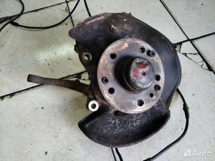 Кулак поворотный передний левый w124 E-class 60