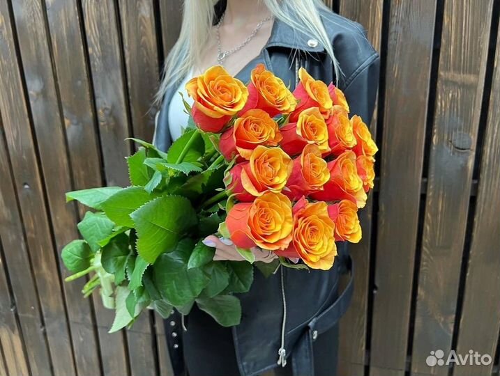 Яркие розы сорт Испания 70 см