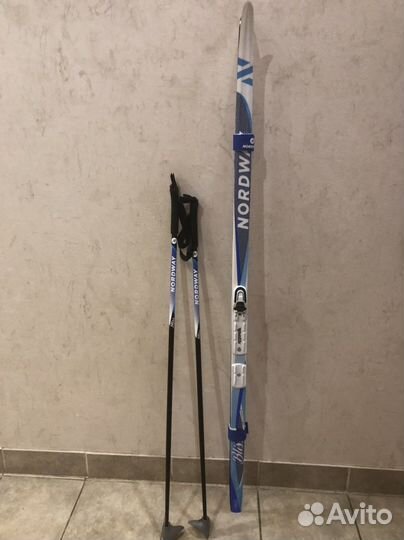 Лыжные ботинки и лыжи