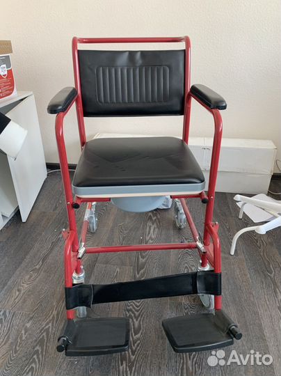 Коляска с санитарным оснащением